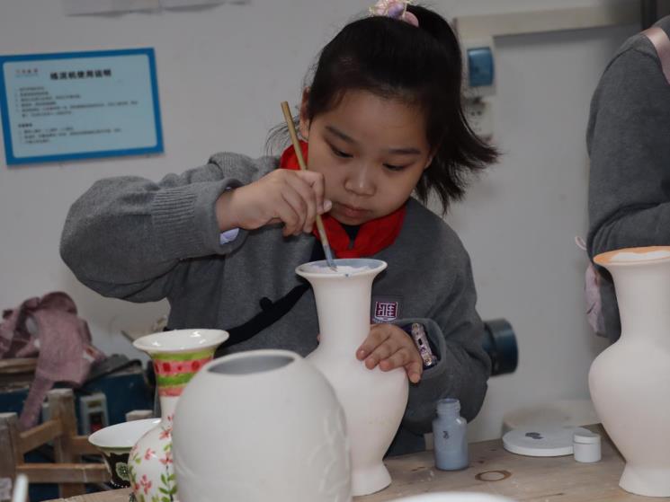 淮北市第一實驗小學學生體驗特殊學校美育課程。倪騰飛攝