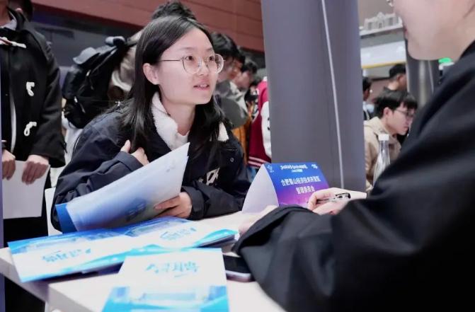 企業專員與學生深入交流，圍繞崗位匹配、職業路徑和人才政策答疑解惑，現場氣氛熱烈。