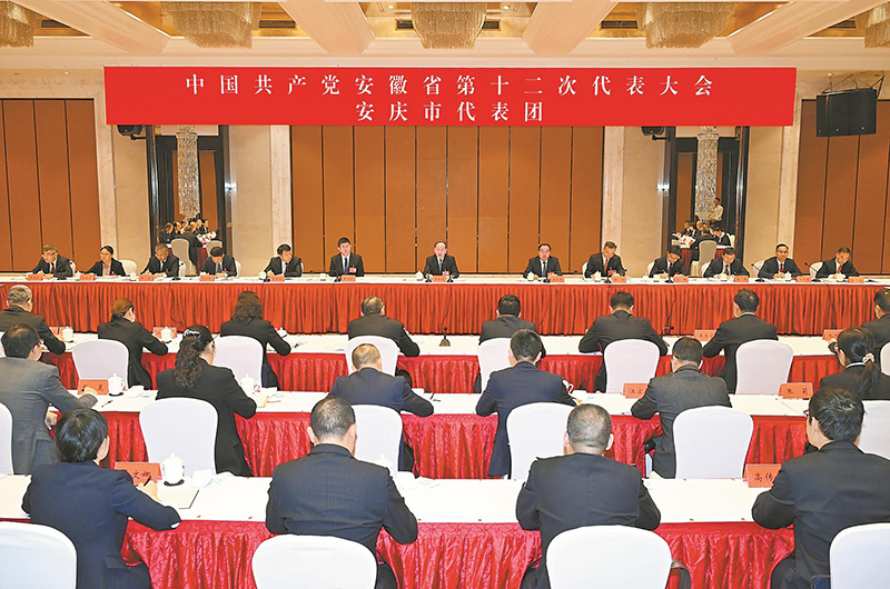 十月二十一日上午，李乐成同志来到安庆市代表团，与代表们一起审议省委报告。本报记者 杨竹 摄