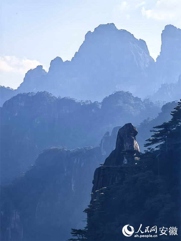矗立在山峦间的“黄帝开太平”。人民网记者 汪瑞华摄