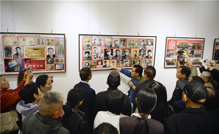 市民观看影展。