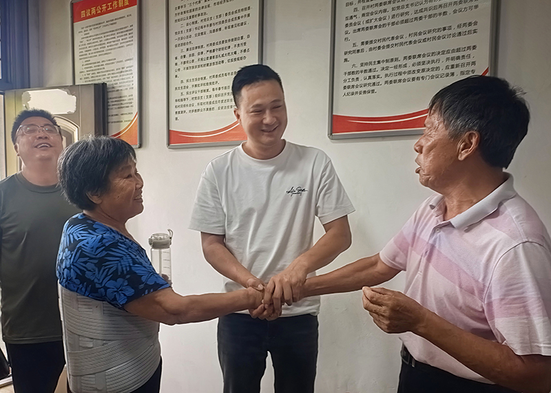 握手言和。旌德县委宣传部供图