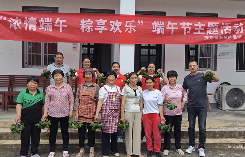 胡真（右一）带着村民一起包粽子、迎端午。旌德县委宣传部供图