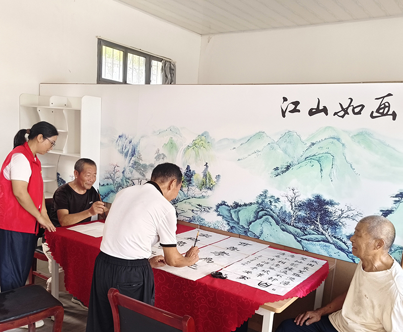 村民在老年服务中心体验书法乐趣。旌德县委宣传部供图
