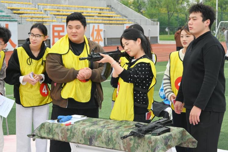同学们体验模拟射击游戏。秦耀华摄