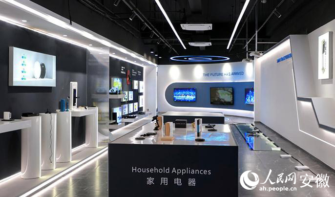 中惠创智（阜阳）技术有限公司产品展示。人民网记者 高飞跃摄