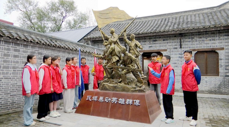 寿县瓦蚌中学“红领巾”讲解员讲述革命故事