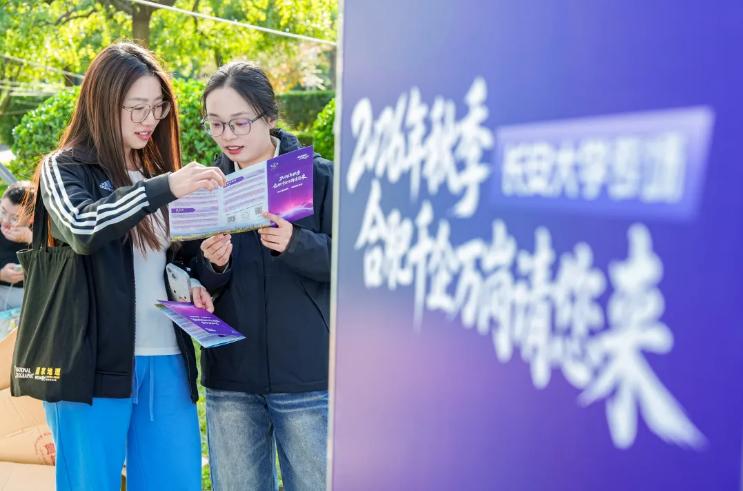 長安大學學生查看招聘手冊、了解崗位信息。