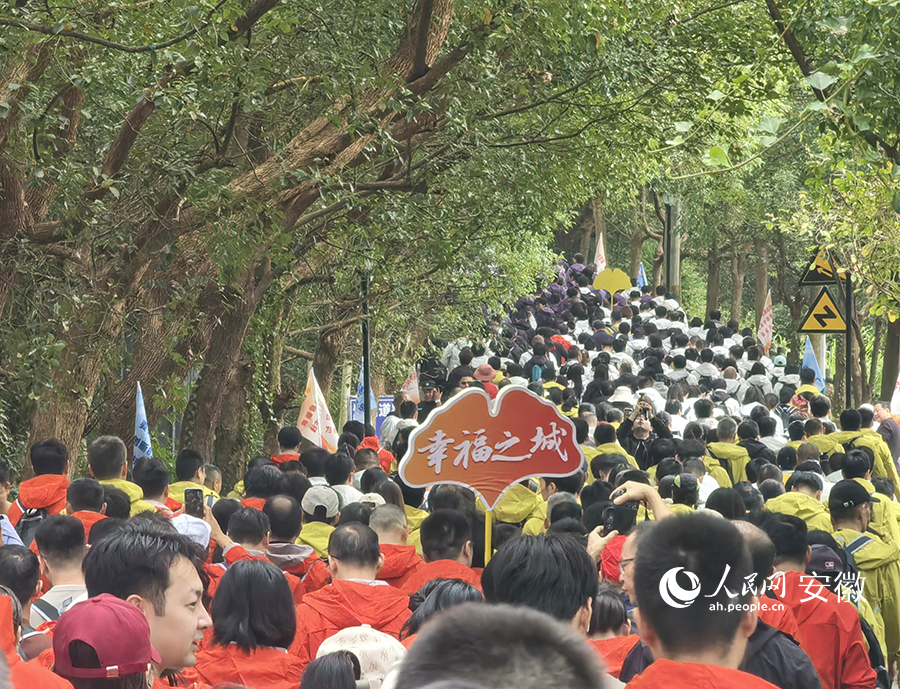 蜿蜒的登山隊伍。人民網記者 汪瑞華攝