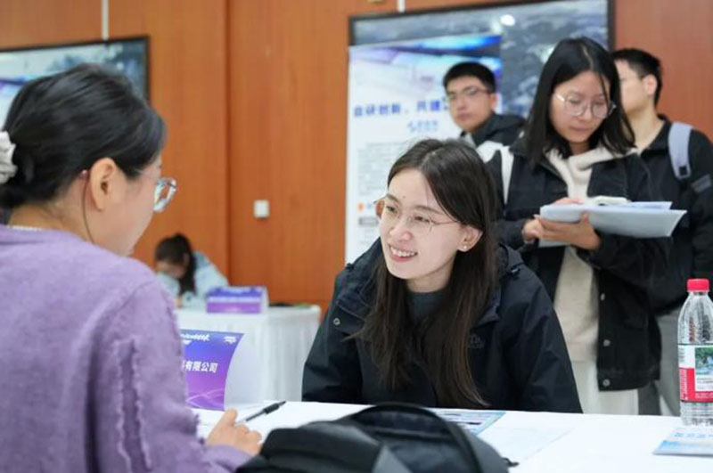 陝甘學子在招聘活動中與用人單位洽談。