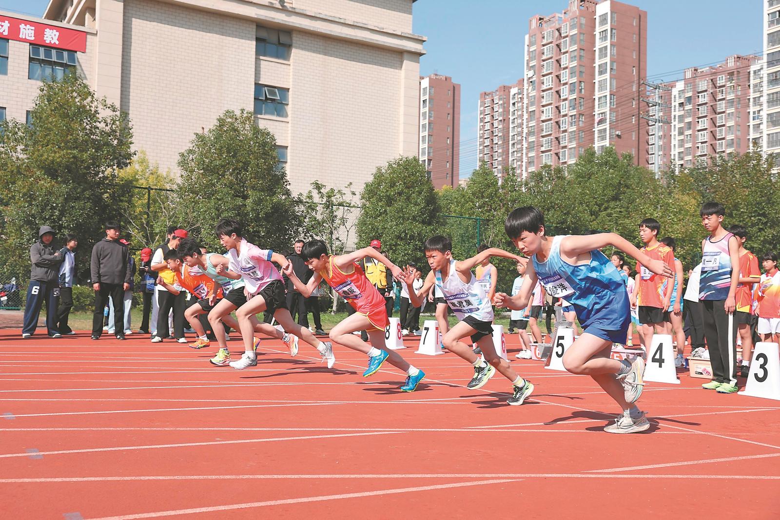 10月22日，2026年蒙城县中小学生田径运动会开幕，全县79支代表队、922名中小学运动健儿齐聚赛场展风采、比本领。图为跑步比赛现场。本报通讯员 胡卫国 摄