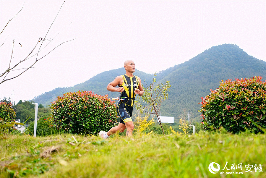 選手奔跑在山水風光之中。人民網記者 王銳攝