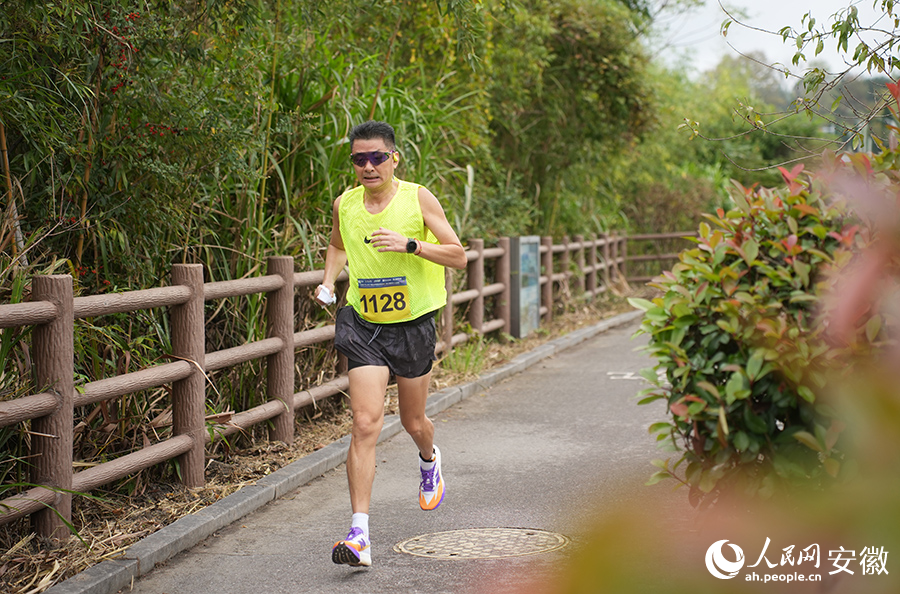 選手克服極限，努力奔向終點。人民網記者 王銳攝