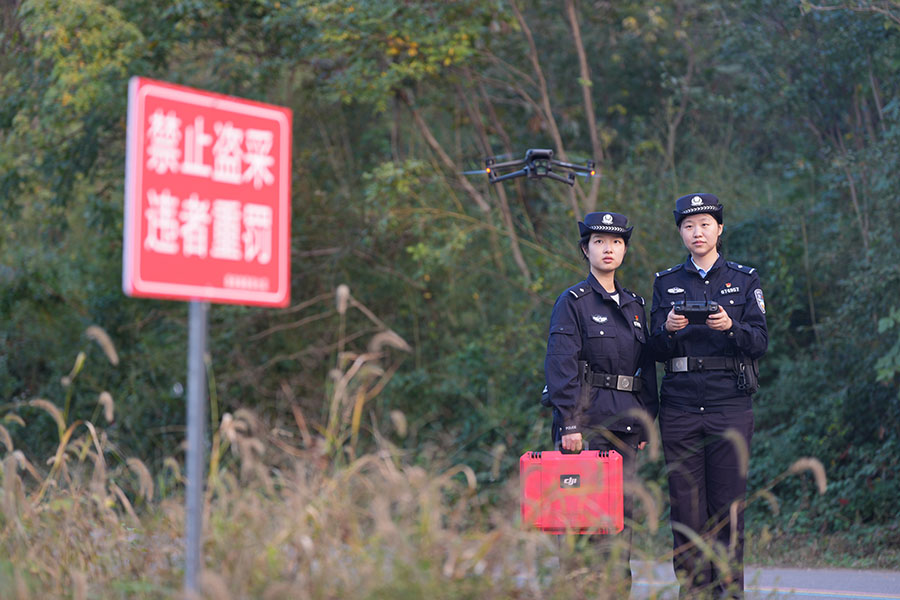 民警采用无人机空中巡查。