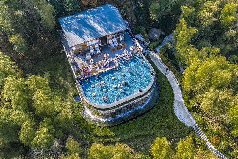 山林环绕的陡沙河温泉小镇。受访者供图