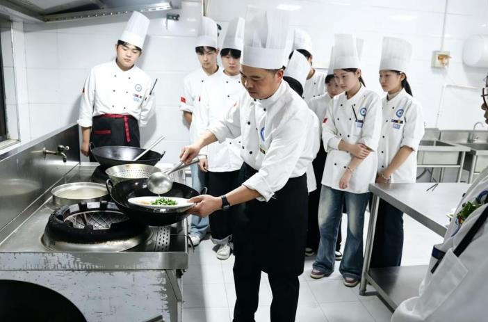 蒋双灵烹饪教学现场。徐伟建摄