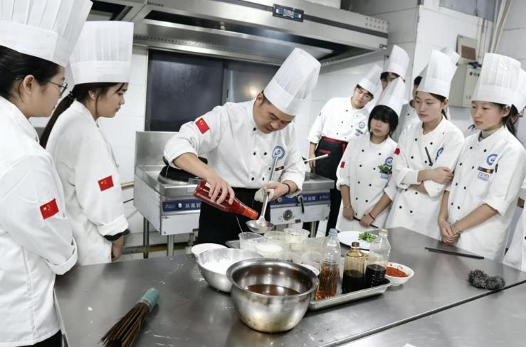 蒋双灵烹饪教学现场。徐伟建摄
