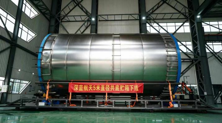 星云二号箭体“脊梁”就位。深蓝航天供图