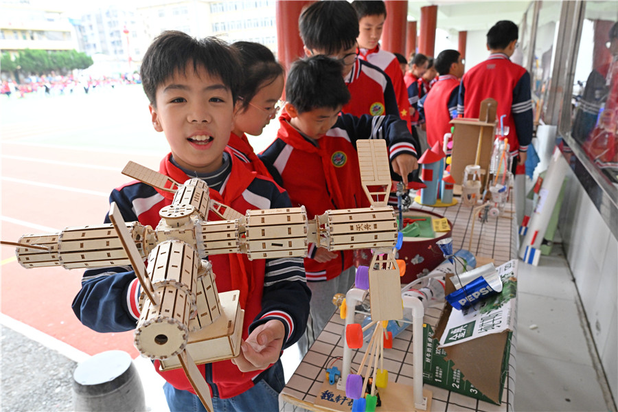 小学生介绍手工制作的飞船模型。