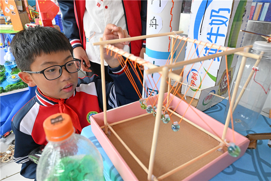小学生体验科学游戏。