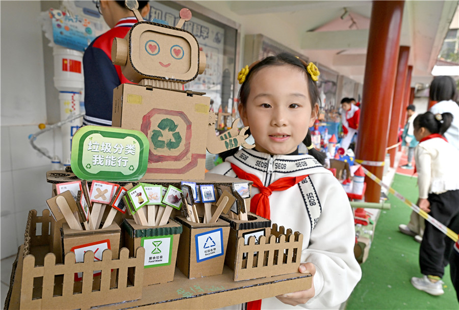 小学生介绍手工制作的智能垃圾分类模型。