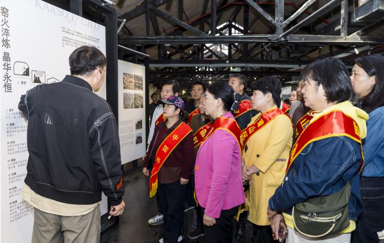 好人代表在行走中感悟城市生长脉动,为基层治理和文明建设汲取精神养分。
