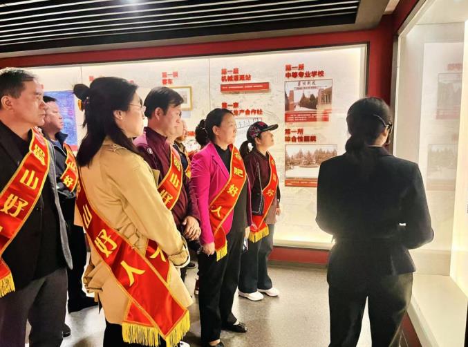 道德模范与身边好人代表走进合肥城市记忆馆,感受城市更新蝶变。