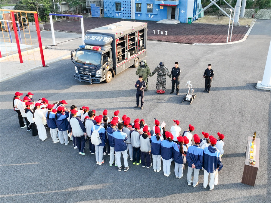 学生参观排爆装备。