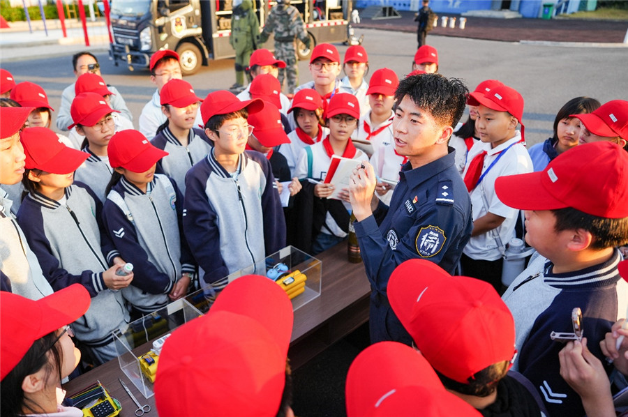 民警为学生讲解警用装备功能。