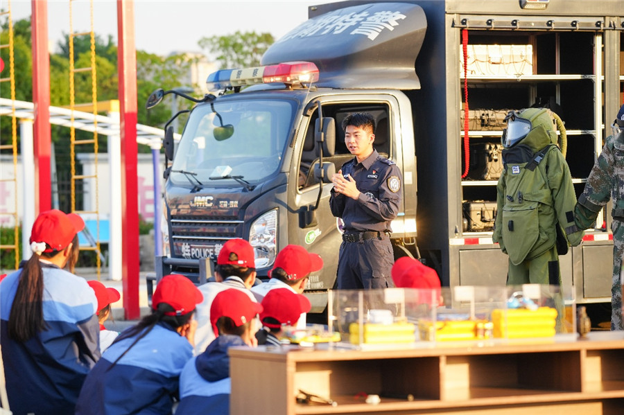 民警为学生讲解警用装备功能。
