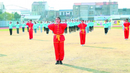 杜集中學的學生正在練武術操。