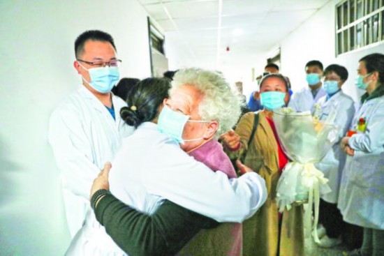 77岁的龙桂云与曾经照顾自己的医护人员紧紧拥抱。 合肥报业全媒体记者 卓�F 摄