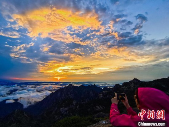 安徽黄山现云海,霞光景观