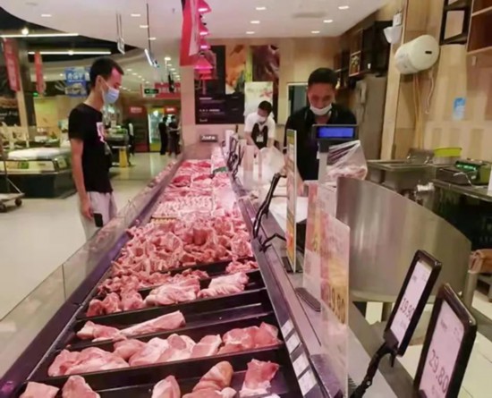 市民在超市內選購豬肉。