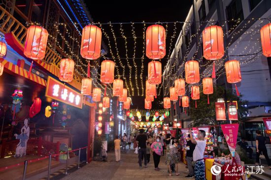 街区开设有秦淮灯彩售卖一条街，20多位灯彩艺人现场扎灯售灯。熙熙摄