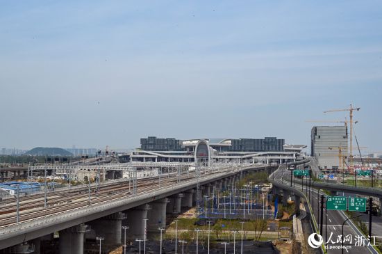 杭州西站枢纽是“轨道上的长三角”的重要节点工程。人民网 叶宾得摄