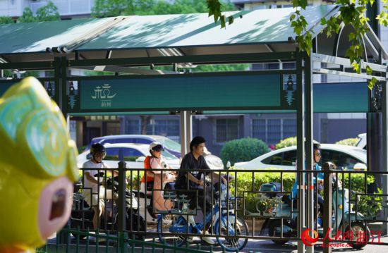 杭州新增近200顶非机动车道遮阳棚。人民网 郭扬摄