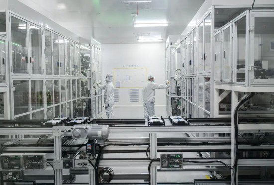 中科海钠·阜阳全球首条GWh级钠离子电池生产线。