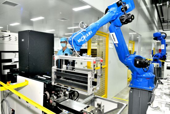 在市开发区阜兴新能源一体化厂房内，机械手臂在来回搬运单晶硅切片。