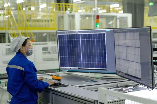 工人在合肥循環經濟示范園內某太陽能光伏組件生產公司的車間作業。新華社發 阮雪楓 攝