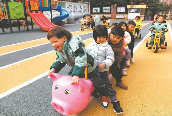 1月3日，小朋友在芜湖市繁昌区春谷幼儿集团中辰园享受托育服务。通讯员 杨 华 摄