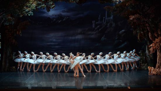 芭蕾皇冠上的明珠——《天鵝湖》。