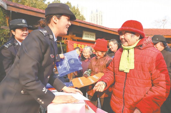 1月9日，合肥市公安局濱湖派出所民警和市民互動，開展反詐知識問答等活動。記者 范柏文 攝