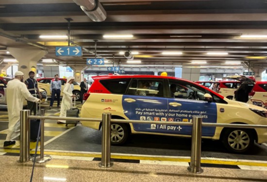 （图说：在迪拜，全城超过11000辆出租车全部可用支付宝，超过100台车身还刷上了Alipay+标识，迎接更多亚洲客）