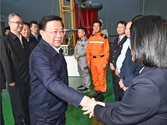 四月二十九日下午，省委书记韩俊、省长王清宪到合肥市看望慰问基层一线职工和劳动模范，向奋战在全省各条战线的广大劳动群众致以节日祝福和崇高敬意。本报记者 杨竹摄