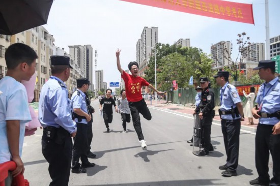 考生走出考场。庞诚/摄
