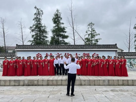 “迎七一，唱红歌，跟党走”主题红歌会。来源：合肥文明网