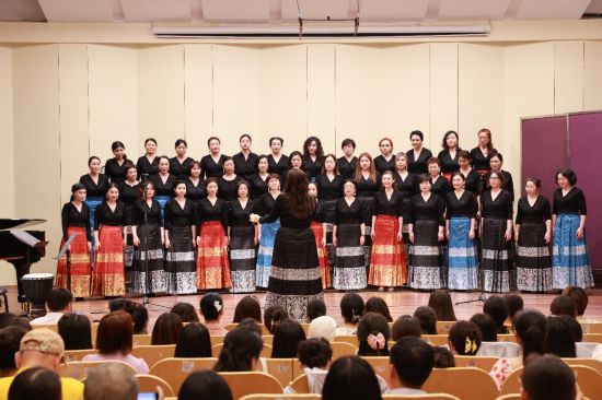 上海心悦女声合唱团现场演唱了四首风格各异的作品，她们是本次活动的志愿者团队之一