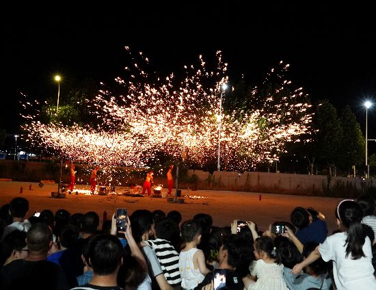 越“夜”越美丽！非遗打铁花点亮夜经济