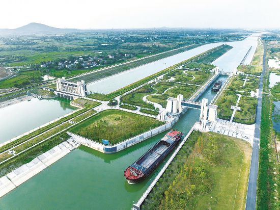 8月17日，船只行驶在合肥市庐江县境内的引江济淮工程河道上。通讯员 苗 地 摄